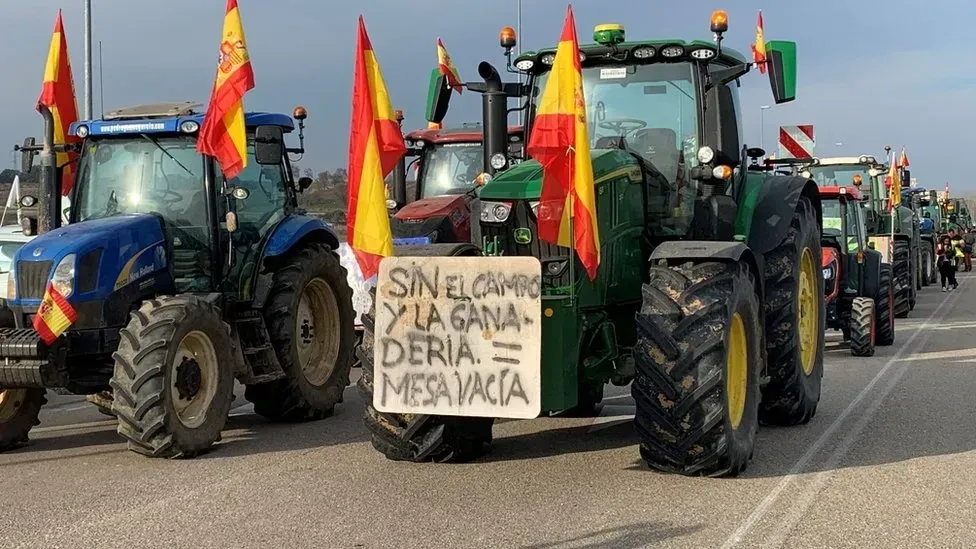 v-ispanii-prodolzhayutsya-fermerskie-protesti-agrarii-blokiruyut-dorogi-i-porti
