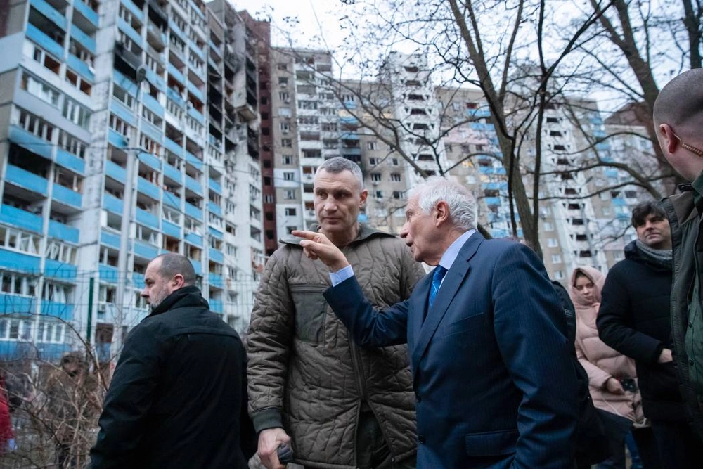 Morning russian attack on Kyiv: Borrell inspects high-rise building damaged by Russians