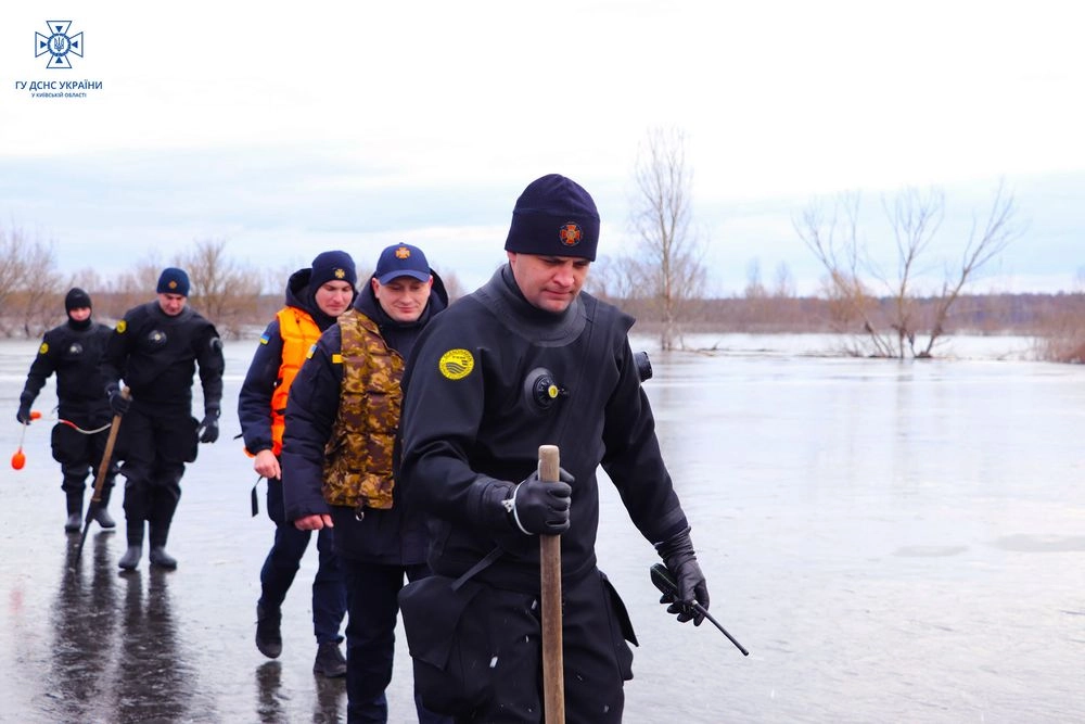 На Київщині ДСНС дістали з під криги двох горе-рибаків, одного вже мертвого