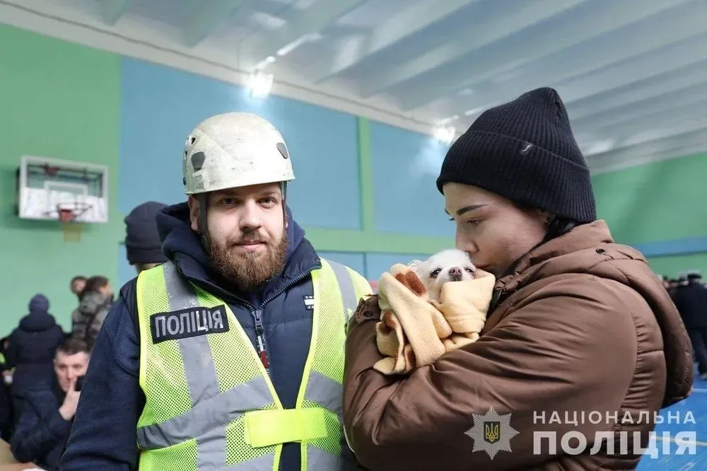 Каждая жизнь важна: в Киеве копы достали из-под завалов собаку, пес уже в семье