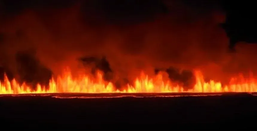 В Исландии вулкан активизировался третий раз за два месяца, извергая лаву и дым