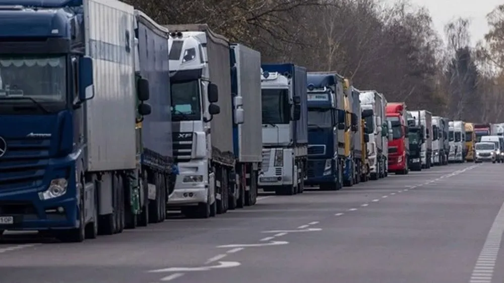 ДПСУ попередила про укладення руху вантажівок через кордон з Польщею та Угорщиною