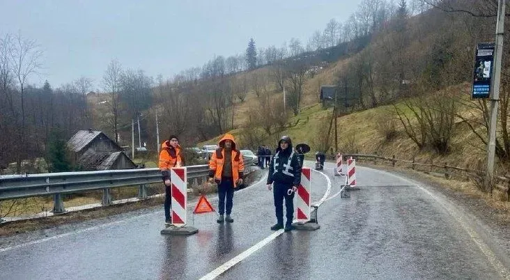 Traffic is partially restricted in Rakhiv district due to the collapse of the support wall: drivers are urged to plan their route in a different way