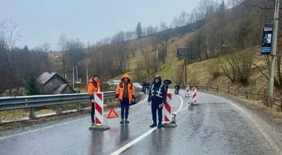 Traffic is partially restricted in Rakhiv district due to the collapse of the support wall: drivers are urged to plan their route in a different way