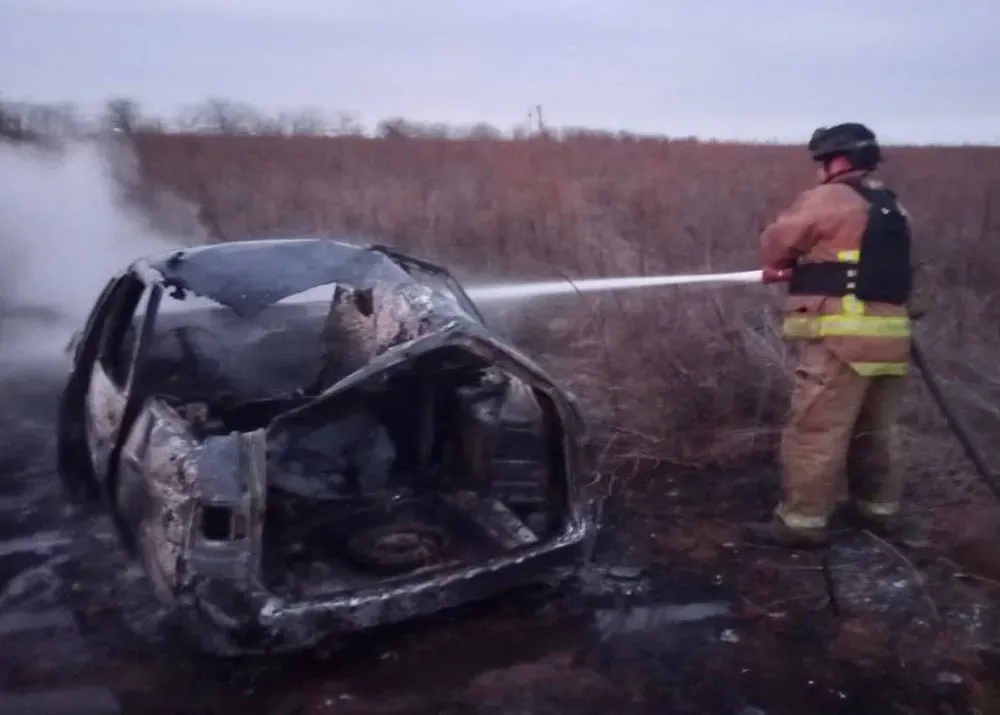 in-kherson-region-rescuers-pull-out-two-bodies-from-a-burning-car-hit-by-an-enemy-shell