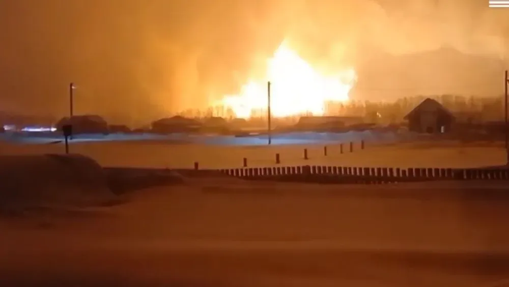 У Москві загорівся дах 6-поверхівки, площа пожежі – 4000 кв метрів