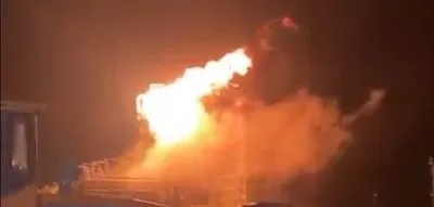 У Росії пожежа і вибухи на нафтопереробному заводі, очевидці пишуть про звуки дронів