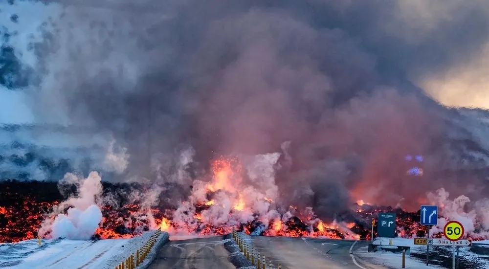 Извержение вулкана в Исландии: лава разорвала трубопровод для отопления и горячей воды