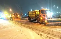 У Києві три сотні одиниць техніки розчищають дорогу, водіїв просять врахувати погодні умови