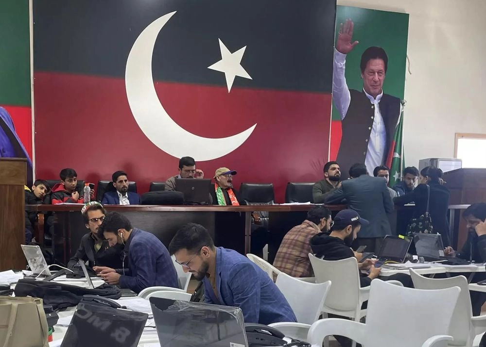 На выборах в Пакистане сторонники заключенного экс-премьера Имрана Хана получают большинство мест