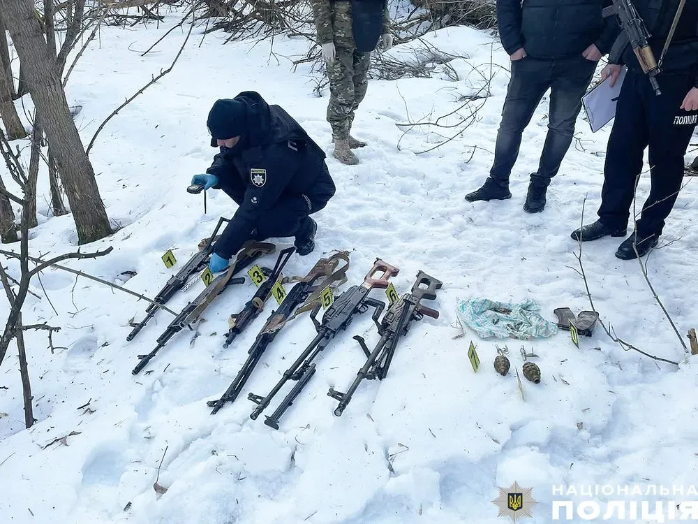 Гранатомети, кулемети та боєприпаси: на Чернігівщині знайшли схрон зі зброєю