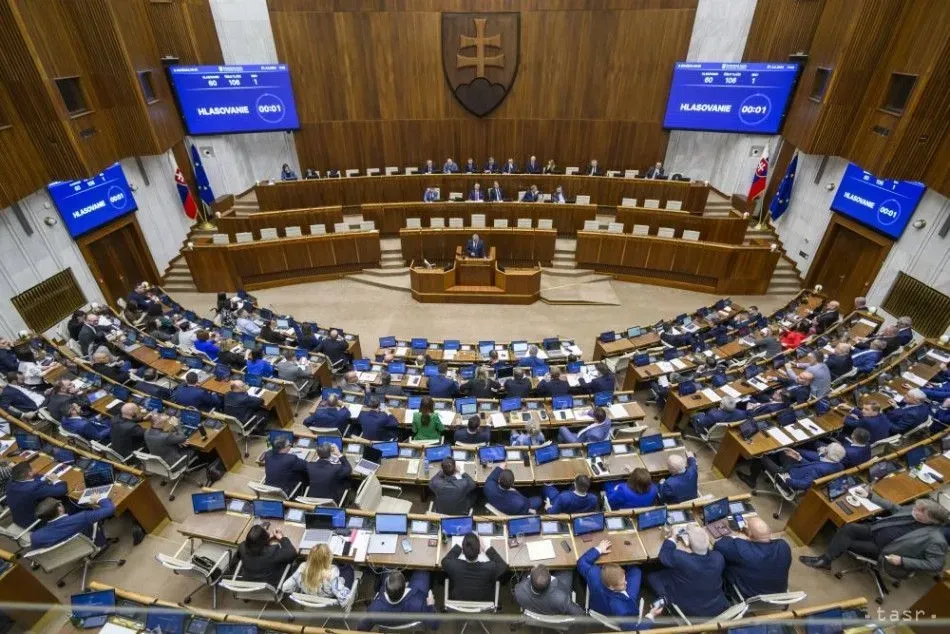 slovatskyi-parlament-ukhvalyv-zakryttia-antykoruptsiinoho-ofisu-krainy-nezvazhaiuchy-na-vulychni-protesty-ta-poperedzhennia-z-boku-yes