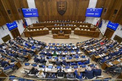 Словацький парламент ухвалив закриття антикорупційного офісу країни, незважаючи на вуличні протести та попередження з боку ЄС