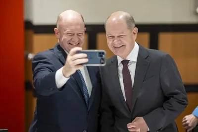 During his visit to the United States, Scholz met with his "double"