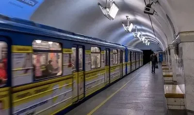 В Киеве возобновили движение метро после падения человека на рельсы