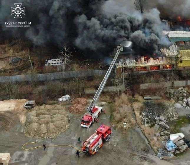 Гасили понад три години: на Івано-Франківщині ліквідували масштабну пожежу площею у 1000 квадратних метрів 