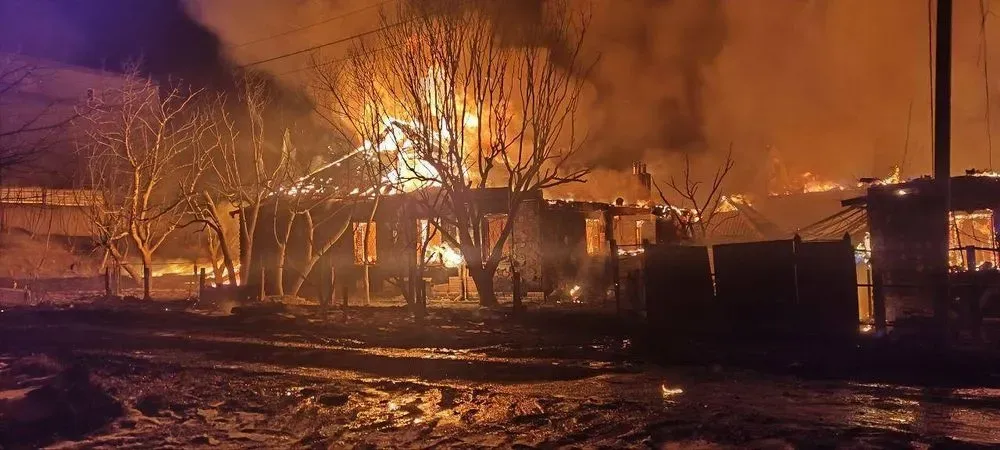 В Харькове спасателям удалось локализовать пожары в результате попадания шахедов по АЗС