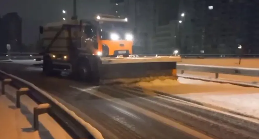 В Киеве на дорогах гололедица, водителей призывают быть внимательными