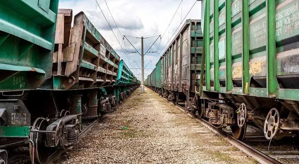 Russians built a 30-kilometer defense line of railroad cars in Donbas