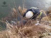 In Vinnytsia region, rescuers recover the body of a man who went missing in December 2023 from a pond