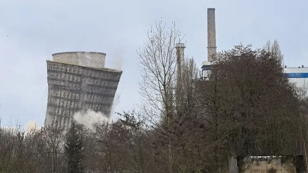 The highest tower of the Saint-Avold power plant in France is blown up: video