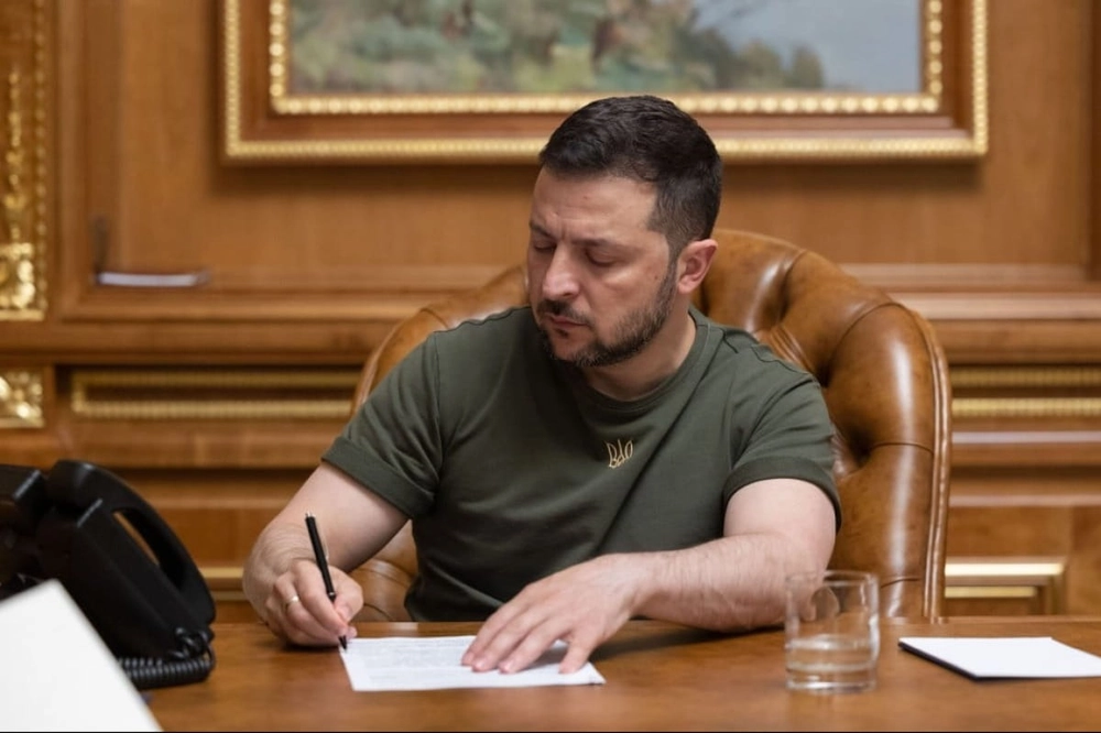 Зеленський підписав закони про продовження воєнного стану та мобілізації в Україні