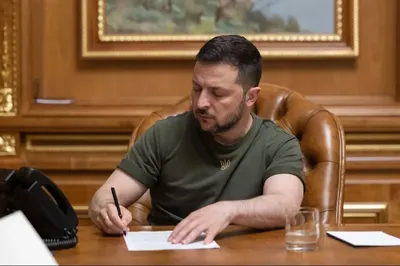 Зеленский подписал законы о продлении военного положения и мобилизации в Украине