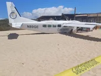 A man dies on a beach in Mexico during an emergency landing of a plane with paratroopers