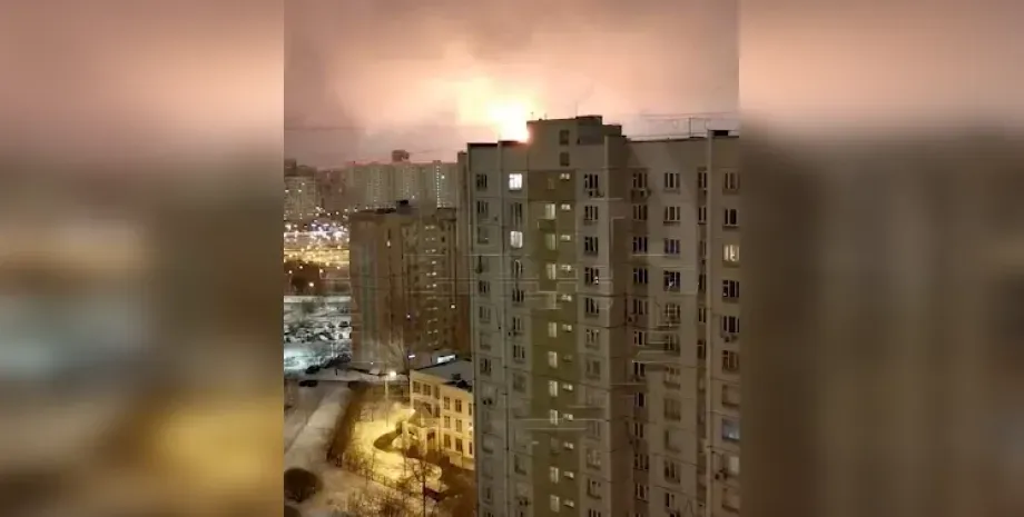 fire-in-the-sky-a-large-scale-fire-broke-out-near-an-oil-refinery-in-moscow-at-night