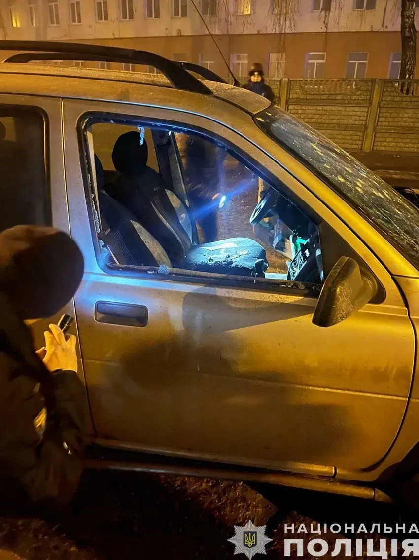 В Чернигове взорвалась машина, в которой были мужчина и женщина. Их госпитализировали