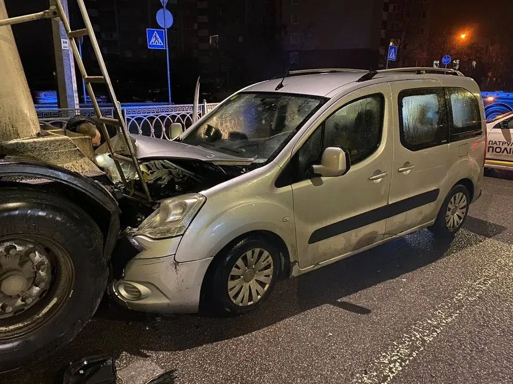 Drunk driver crashes into a parked truck during curfew in Kyiv, is served with a notice of suspicion - prosecutor's office