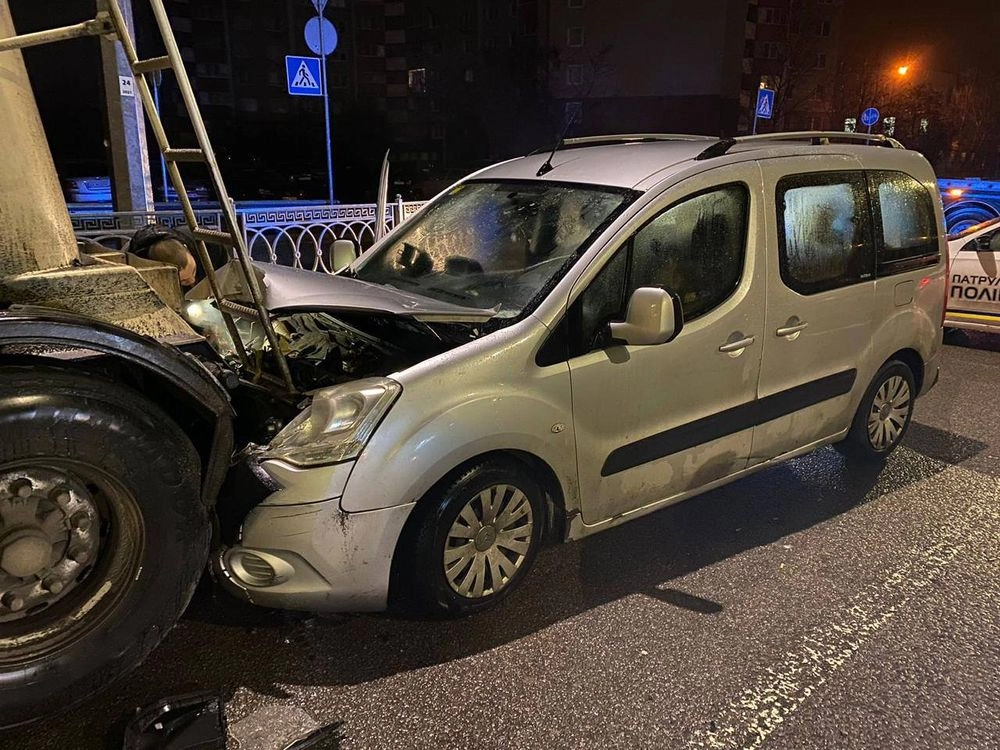 Пьяный водитель врезался в припаркованный грузовик во время комендантского часа в Киеве, ему сообщили о подозрении - прокуратура