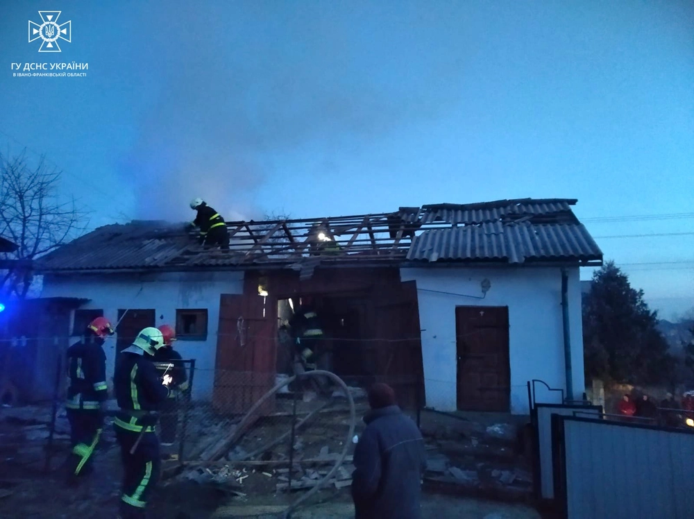 На Івано-Франківщині ліквідували пожежу внаслідок падіння уламків російської ракети 