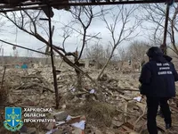 росіяни вдарили БПЛА по селищу на Харківщині: двоє постраждалих 