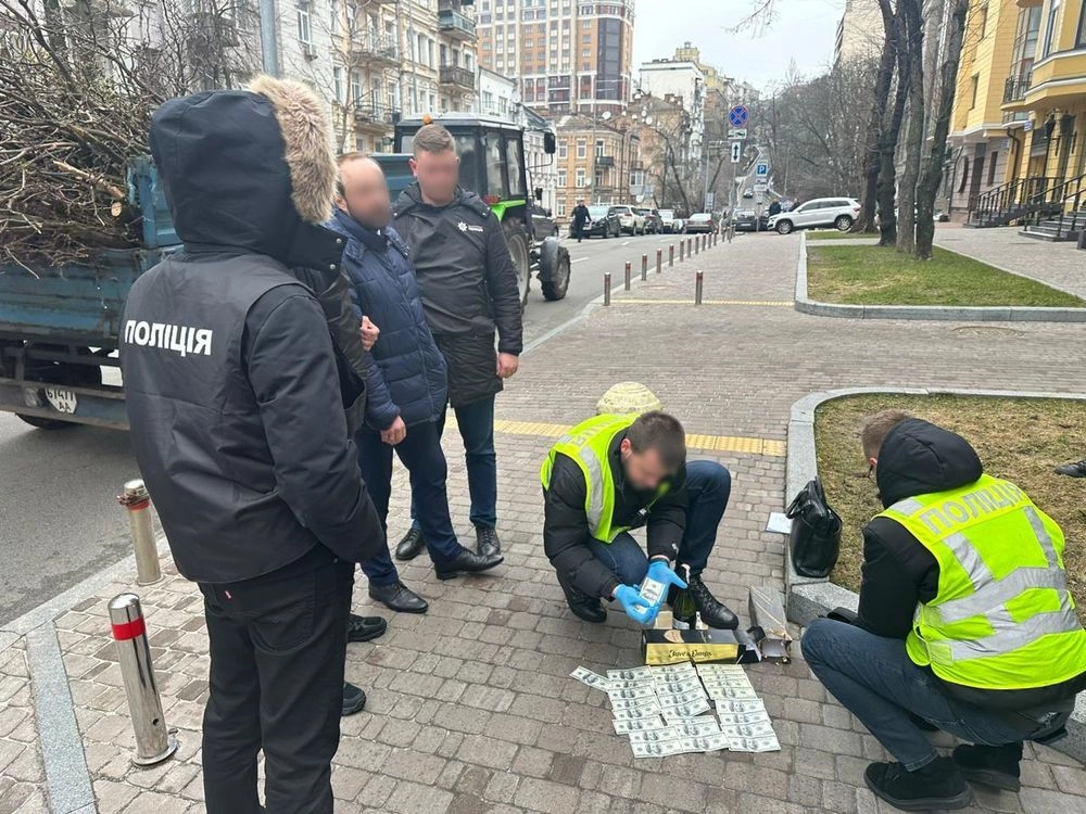 Extorted a bribe for unimpeded export of antiques outside Ukraine: an official of the Ministry of Culture of Ukraine detained