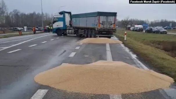 Зеленский прокомментировал инцидент с рассыпанным украинским зерном на границе с Польшей