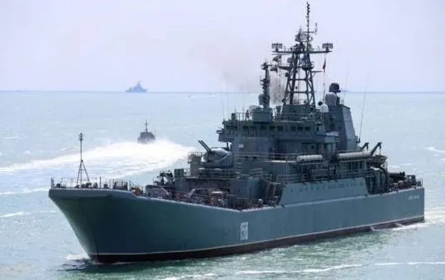 expert-8-out-of-13-large-russian-amphibious-assault-ships-remain-in-the-black-sea