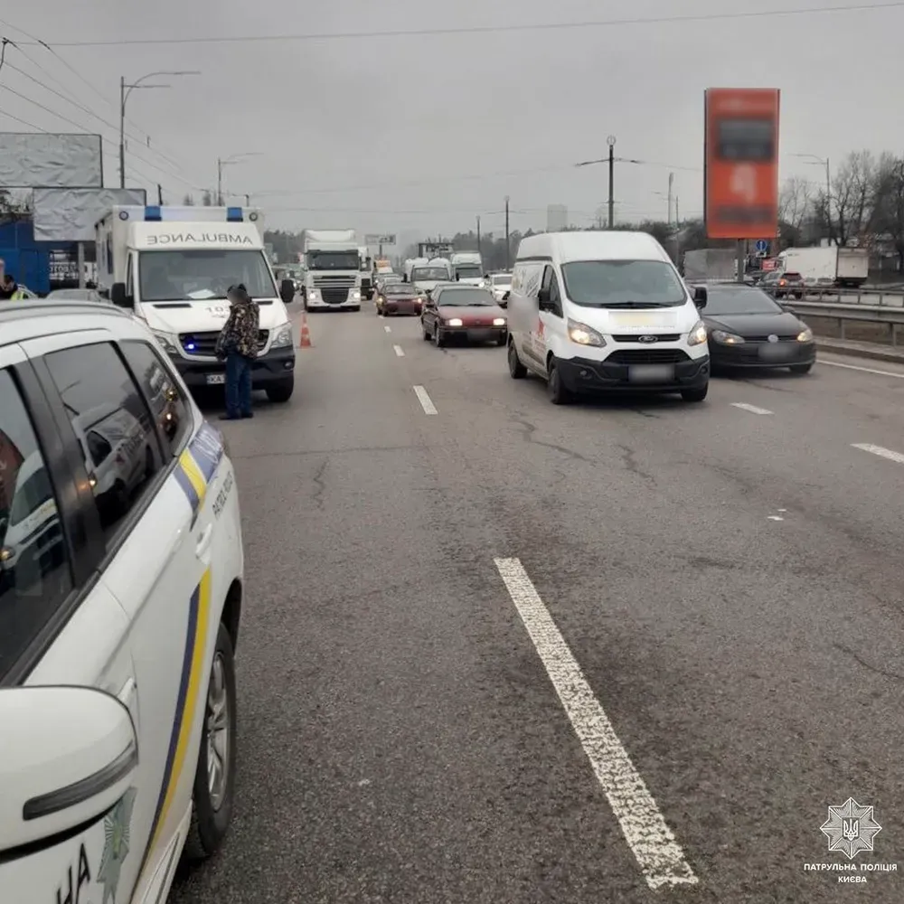 An accident occurs on the Ring Road in Kyiv: traffic is hampered
