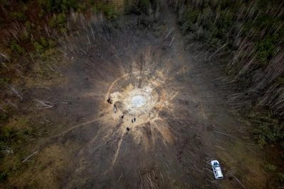 Шестиметровая воронка и сотни уничтоженных деревьев: Госэкоинспекция показала последствия падения российской ракеты на Киевщине