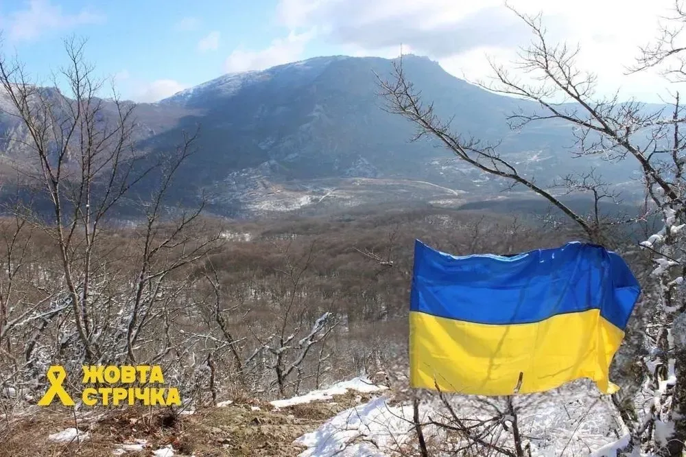 В Крыму партизаны подняли украинский флаг ко Дню Единения