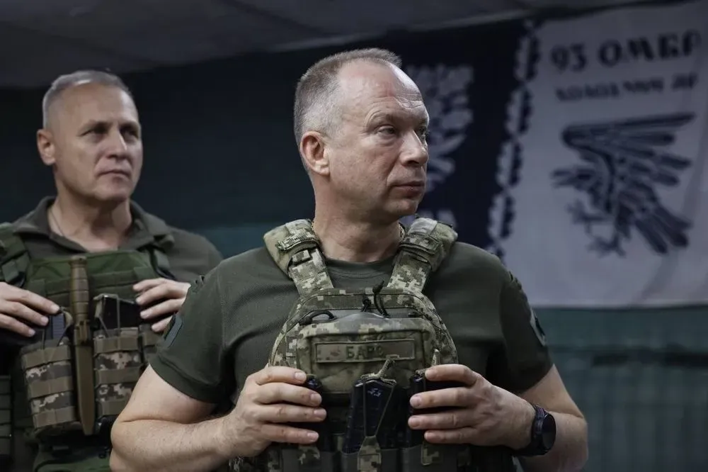 On the Day of Military Journalist: Syrskyi presents a correspondent wounded at the front with a crown of the Commander-in-Chief of the Armed Forces of Ukraine