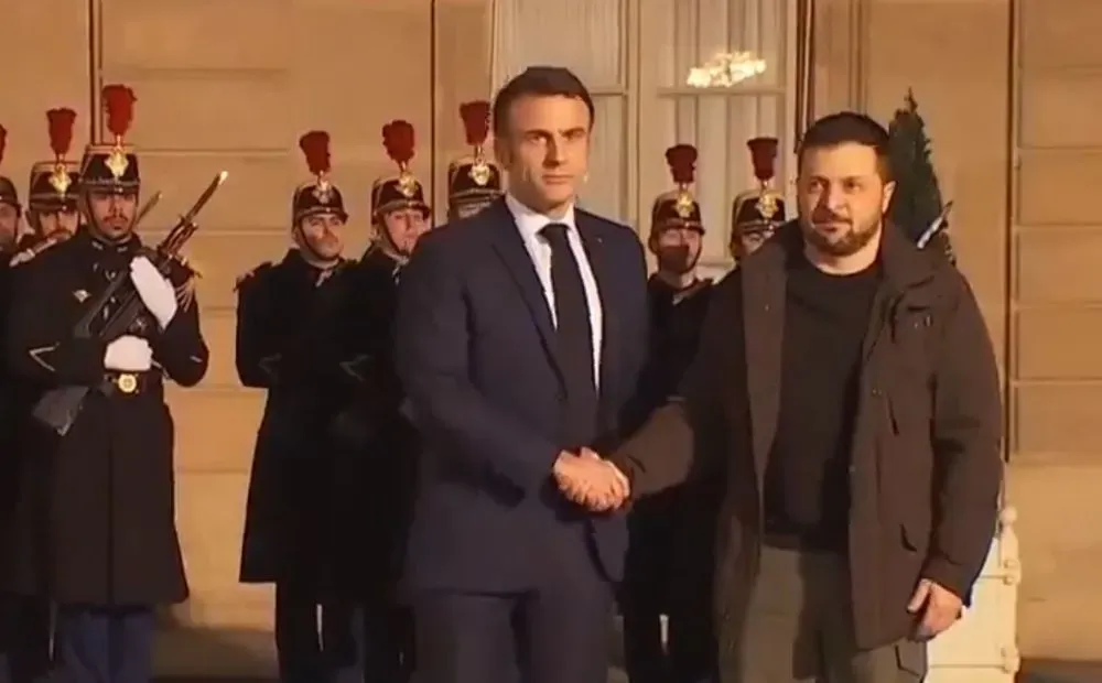 Zelenskyy arrived at the Elysee Palace. He was met by Macron