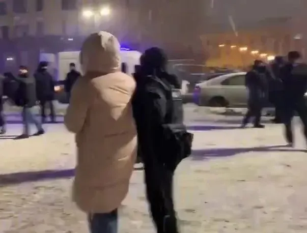 In Russia, security forces begin to disperse participants of the rally in memory of Navalny: more than 20 people detained