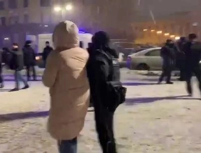 Силовики у рф почали розганяти учасників акції пам'яті Навального: понад 20 людей затримано
