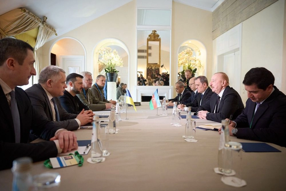 Зеленский и Алиев обсудили двустороннее сотрудничество в различных сферах во время встречи в Мюнхене