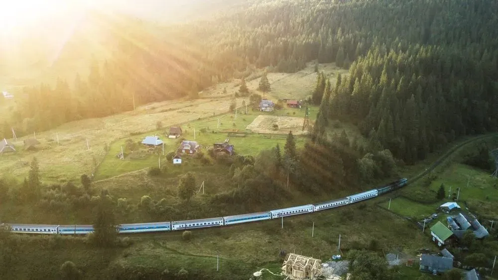 ukrzaliznytsia-pryznachyt-dodatkovyi-poizd-z-dnipra-do-vorokhty-na-vesniani-shkilni-kanikuly