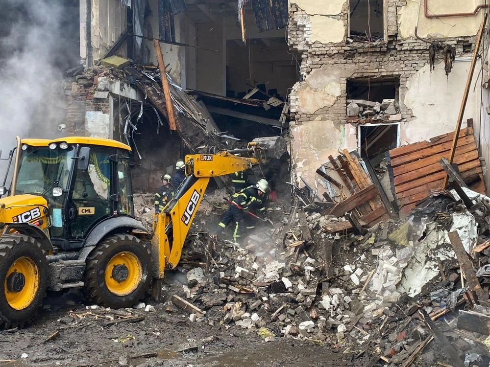 Russia's strike on Sloviansk: a dead man found under the rubble of a destroyed school