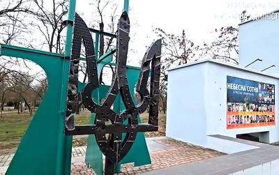 Kherson restores coat of arms on memorial to Heroes of Ukraine: new trident made of scrap metal from destroyed Russian equipment