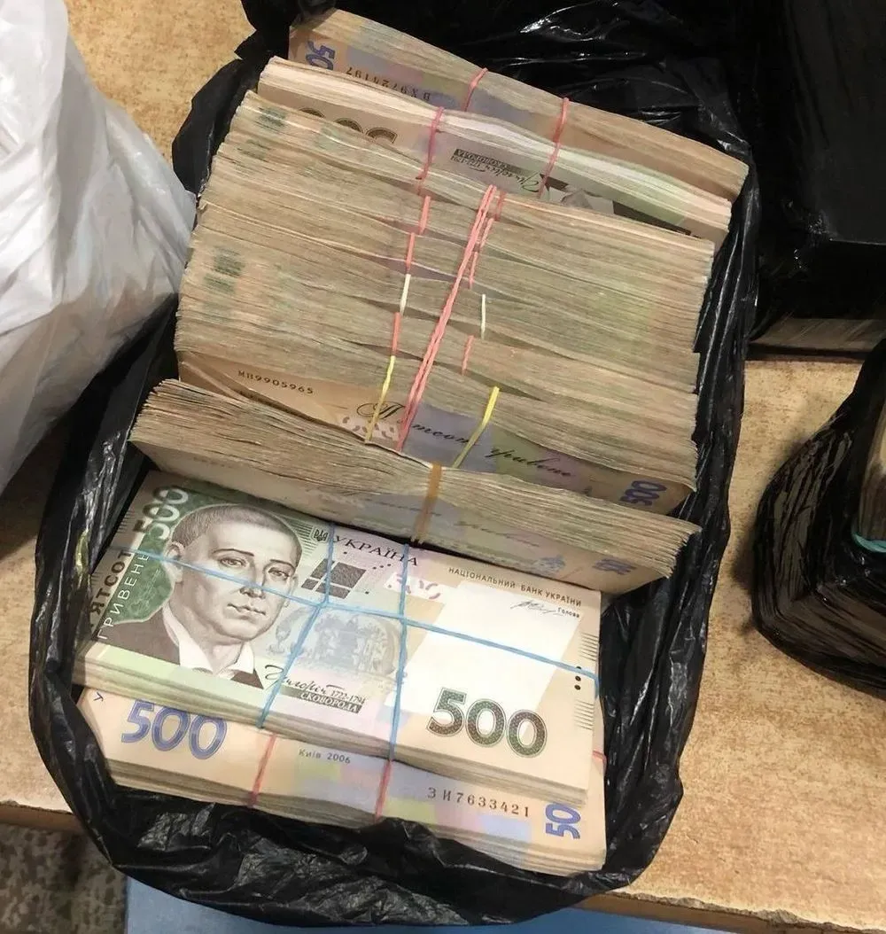 in-volyn-customs-officers-found-uah-8-million-of-undeclared-cash-in-a-travelers-trunk