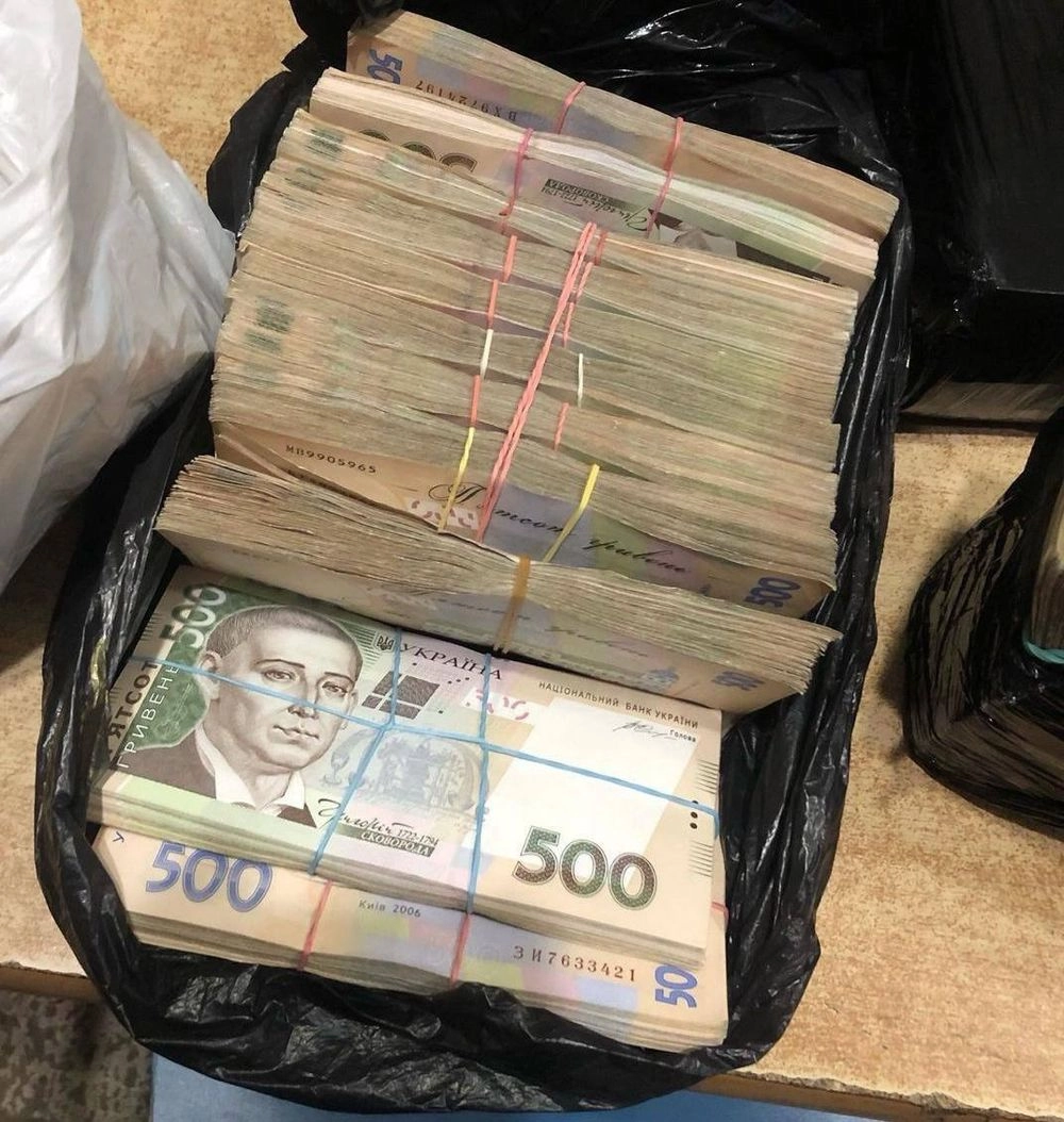 In Volyn, customs officers found UAH 8 million of undeclared cash in a traveler's trunk